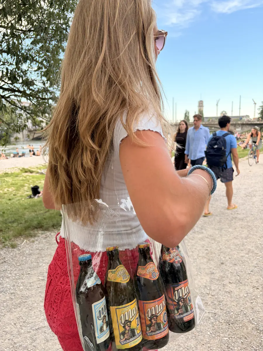 Durchsichtige Tasche voller bunter Maxl-Limoflaschen