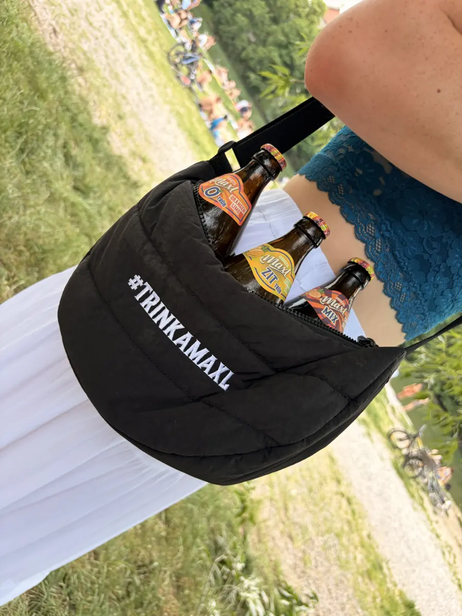 Schwarze Umhängetasche mit der Aufschrift #trinkamaxl