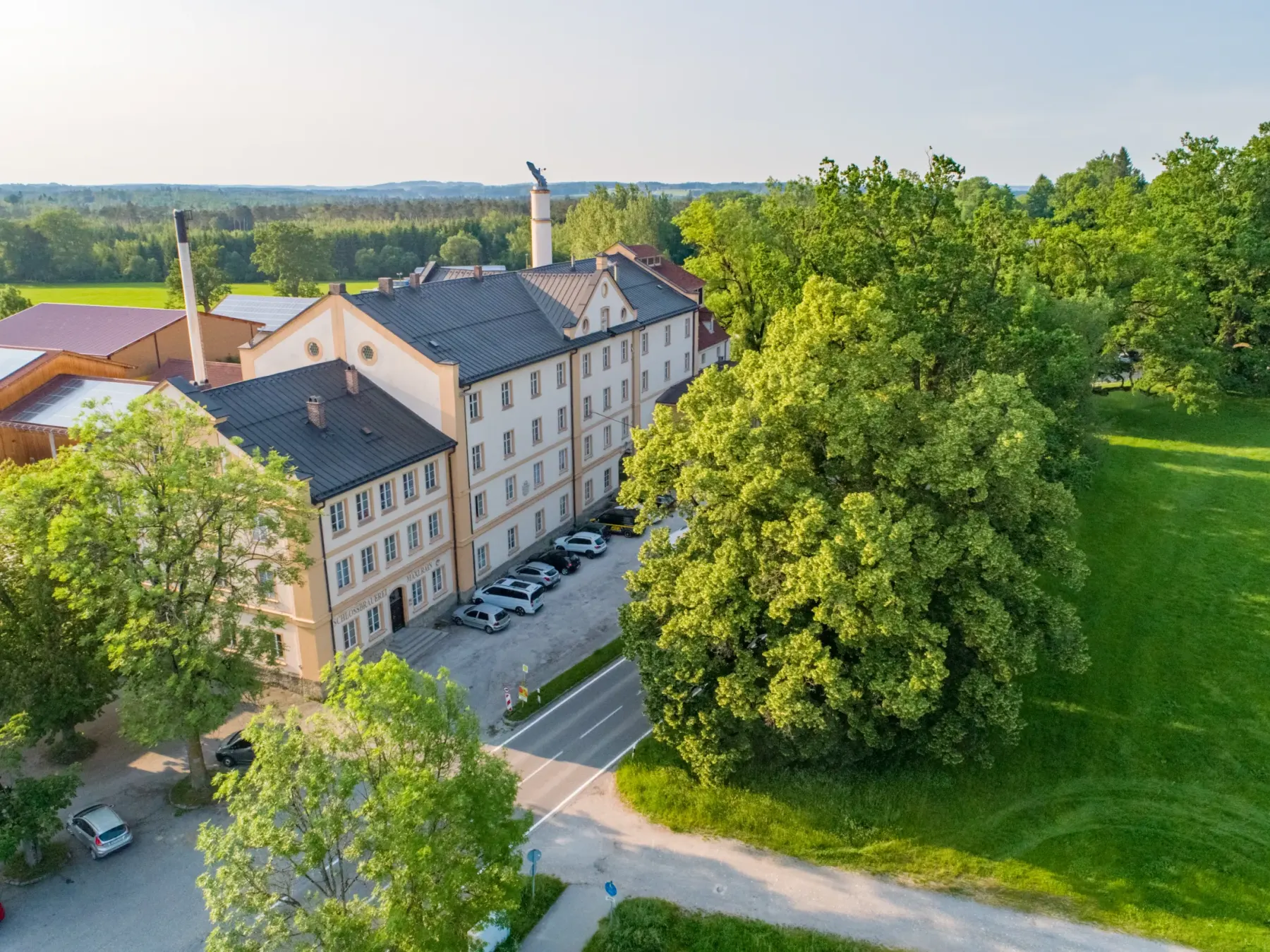 Luftbild der Schlossbrauerei Maxlrain mit Schloss und Brauereigebäuden